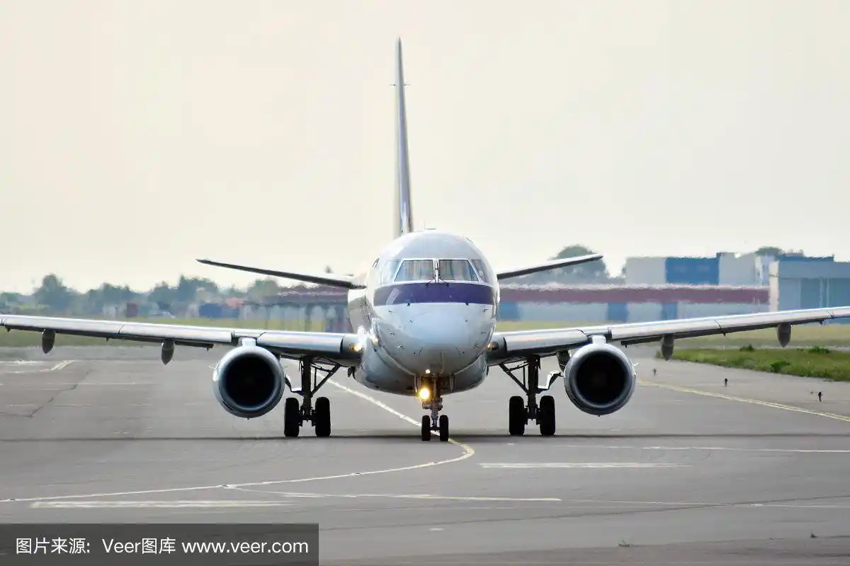 飞机起飞前的正面视图