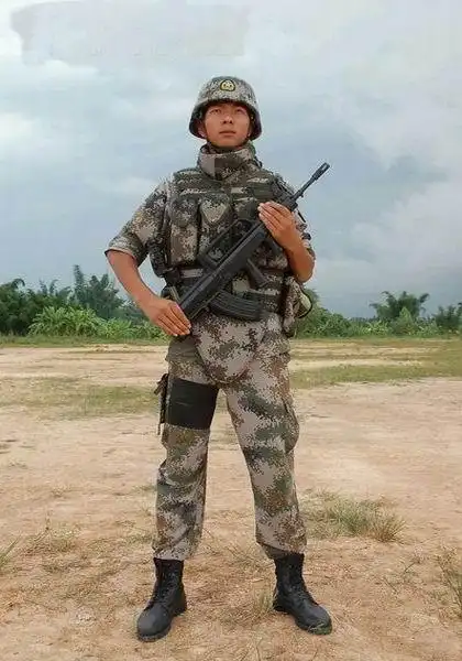 全副武装的迷彩士兵 - 天火 - 军服最美