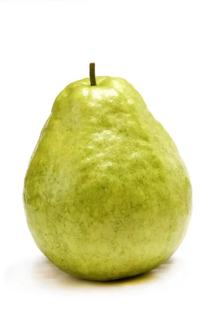 番石榴,新鲜和健康在白色背景上的番石榴.