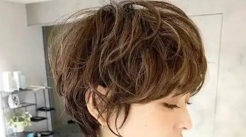 3种40岁一50岁女最新发型烫发介绍(短烫发最凸显气质)-图2