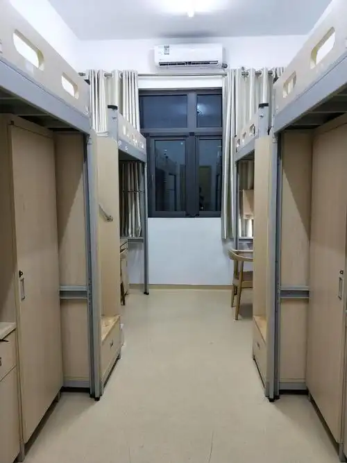 老母亲本来想卷起袖子大干一场卫生,结果发现英雄无用武之地,宿舍窗明