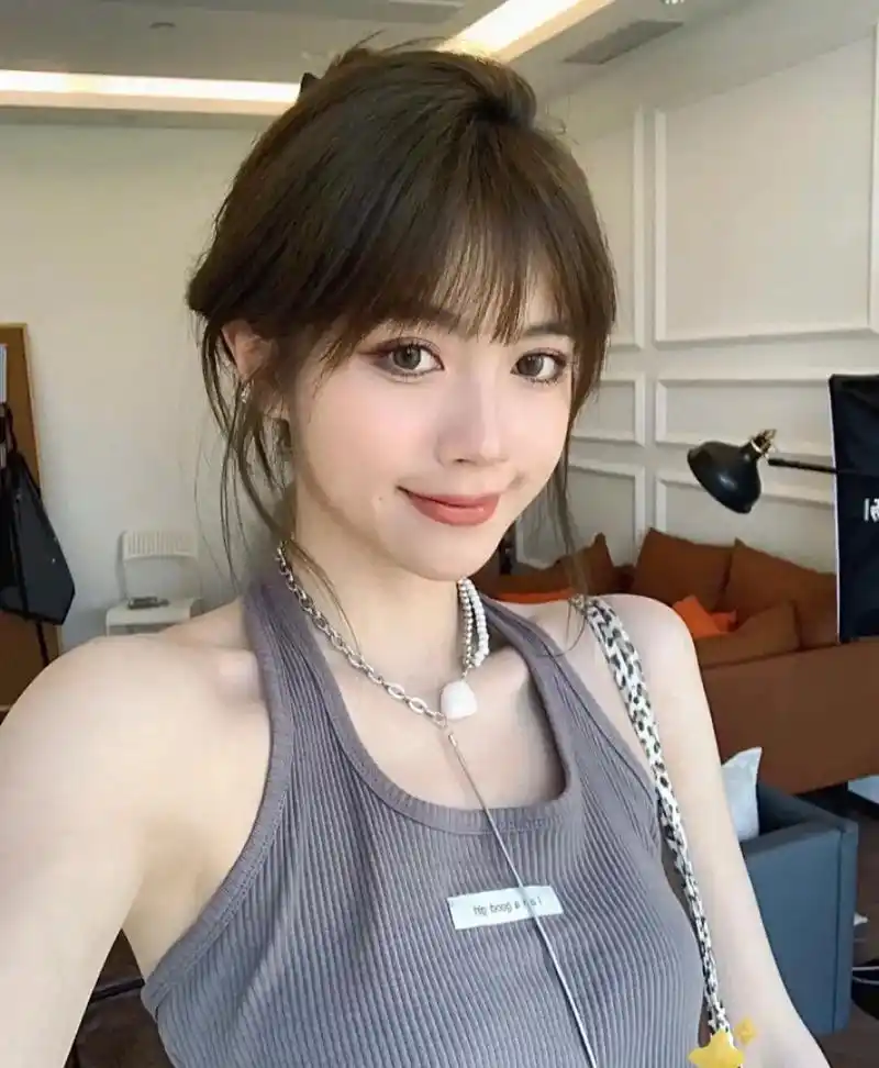 高额头女生必备发型.不挑脸型的法式刘海,太温柔气质啦! 20 - 抖音