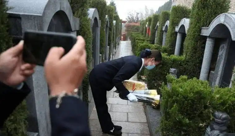 原创河南90后女孩帮人扫墓每天鞠躬200多次任劳任怨收入每月3000