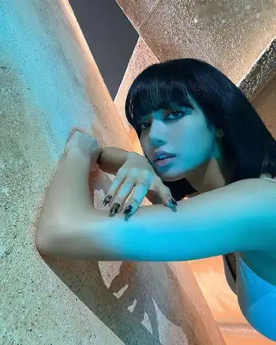 blackpink lisa短款上衣展示健康美.迷人的复古风格