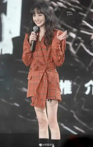 郑爽身着橙红色格纹蝴蝶结西服下搭漆皮拼接中跟靴亮相上海