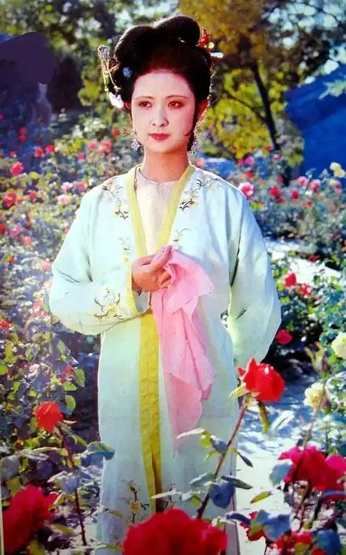 因侧影迷人被剧组选中红楼梦尤二姐扮演者张明明的艺术人生