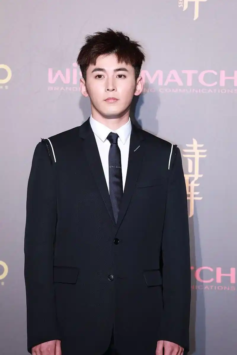 何炅柴格分手# 何炅疑似同性传闻,柴格成为焦点!