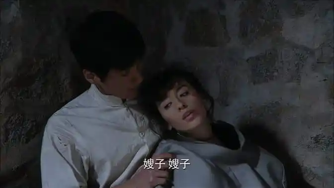 围屋里的桃花:族长打晕青女欲行不轨,哪料地歌来了,吓得赶紧跑-影视综