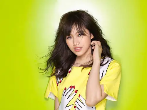 吴汶芳新专辑《汶乱,却美好着》发行