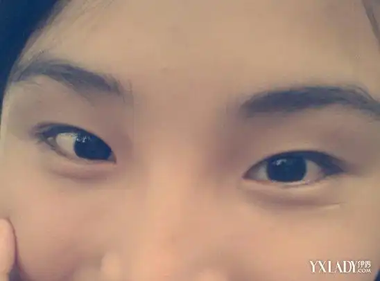 倒三角眼的人一般眼睛小.倒三角眼与丹凤眼比较相似.