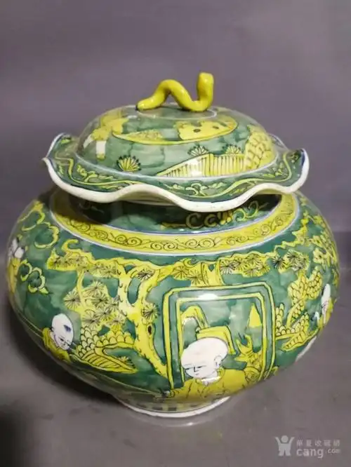 华夏古玩城 瓷器 其它 > 明代素三彩婴戏荷叶盖罐