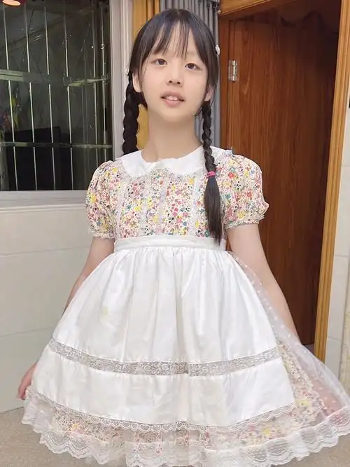 11岁小女孩穿洛丽塔甜美小裙子