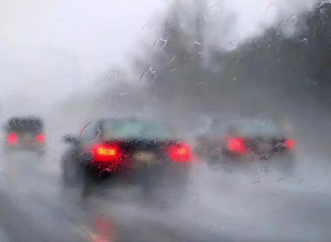 车窗玻璃起雾怎么办?老司机都在用的小妙招,轻松搞定车窗起雾