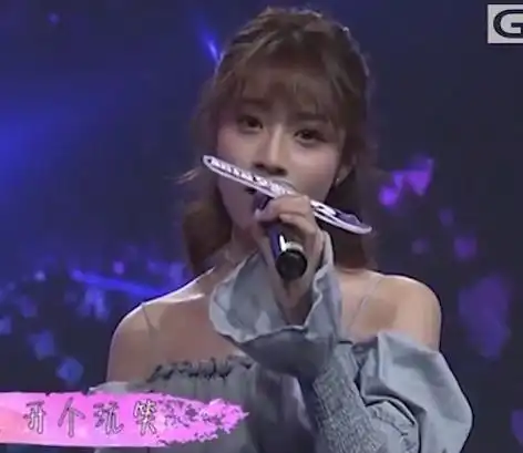 当中的四娇扮演者梁子媛,广东新时代玉女歌手|麦王争霸|冯博_网易订阅