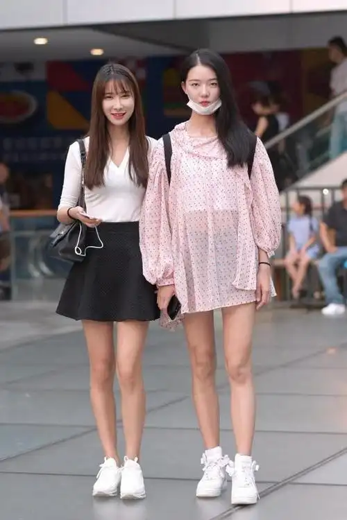 这两个穿白色运动鞋的姐姐非常文雅美丽.