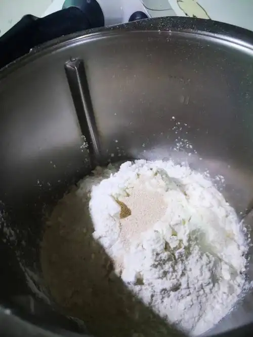 今天带娃做面包呲牙