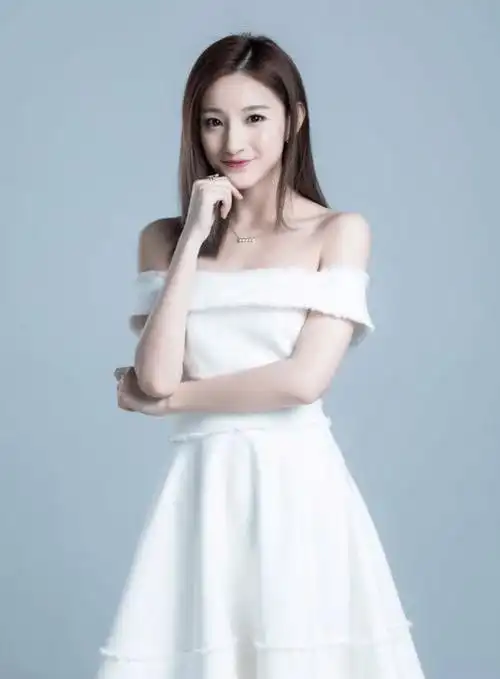 电视主持马凡舒,走秀泳裤意外滑落,淡定走完全程:谁爱看谁看_观众