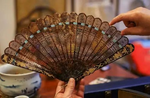 爱好者收藏外销扇 欧洲宫廷贵妇曾以它为时尚