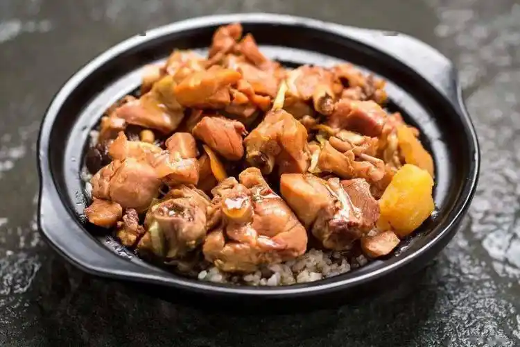 黄焖鸡的正确做法只需简单3步鸡肉鲜美汤汁浓郁