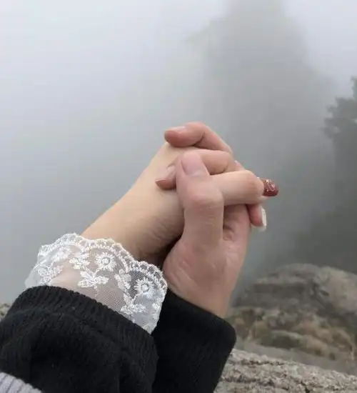 骗好友牵手的图片真实照片想要顺利牵住女友的手你需要一点套路