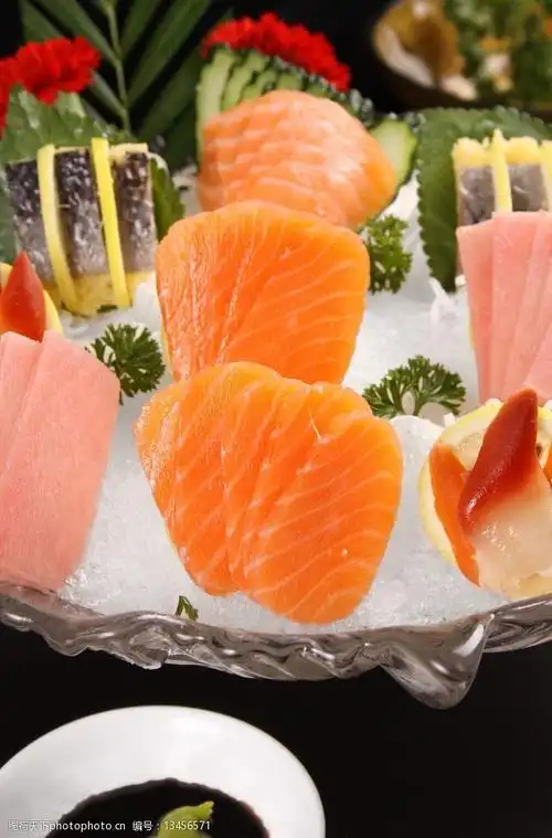 刺身拼盘生鱼片图片