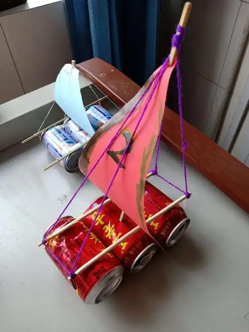 科技制作班的孩子们,在苟俊飞老师的带领下,利用易拉罐制作小帆船