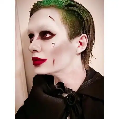 组图:matt出席恐怖电影活动 晒小丑妆容超还原