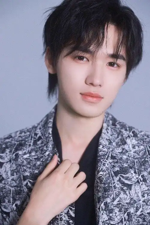 宋亚轩分享拽领口图片儿咱就是说小宋你真的不要太帅了好吗