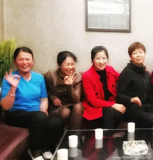 三八婆节日快乐!