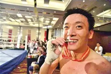 2014年9月,汪强咬着比赛获得的奖牌,露出幸福的笑容.