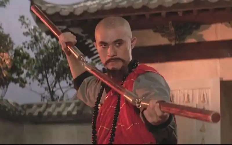 徐锦江出道很早37年前就参演邵氏电影扮演一名少林武僧