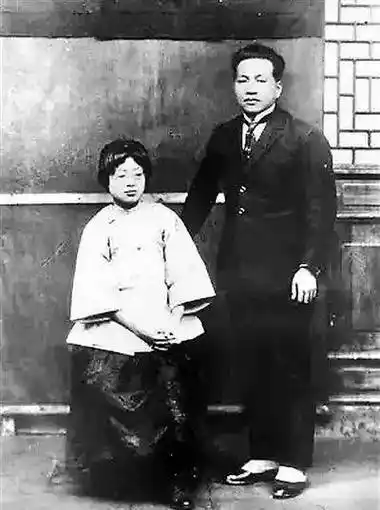 刘伯坚王叔振夫妇双双牺牲,留下三子送人,幼子愿做一辈子农民