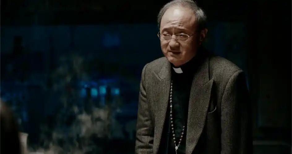 雨中走去,紧接着是思慧,喝完杯中的酒一言不发的走了,刘牧师说了一句