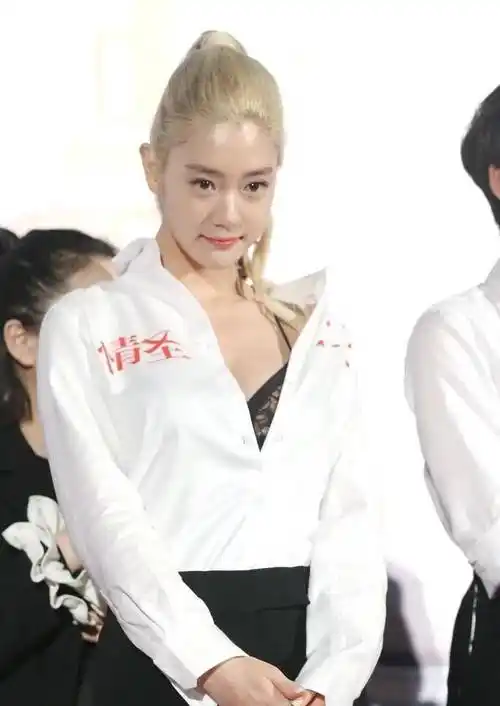 同样是穿白衬衫,克拉拉的搭配就很有心机,露出bra确实挺抢镜的_时尚