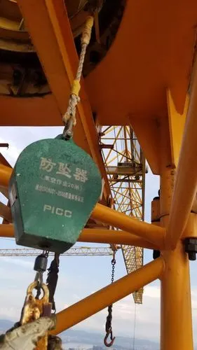 防坠装置在塔吊攀爬人员上下塔吊途中发生未抓实或意外情况时自动紧急