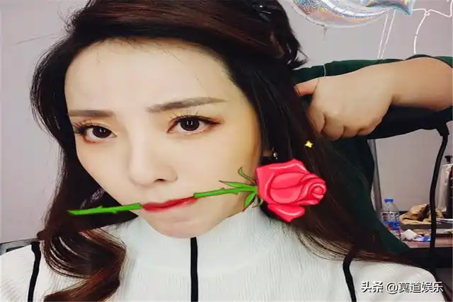 第7年登上春晚担任主持人,凭什么董卿淘汰了她都依然屹立不倒