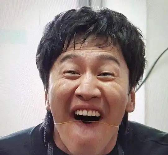 李光洙脸上勒着橡皮筋,努力通过面部活动使橡皮筋滑落,夸张搞笑的面部