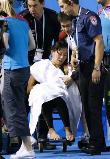 游泳世锦赛日本女选手赛后晕倒 复制罗雪娟经历