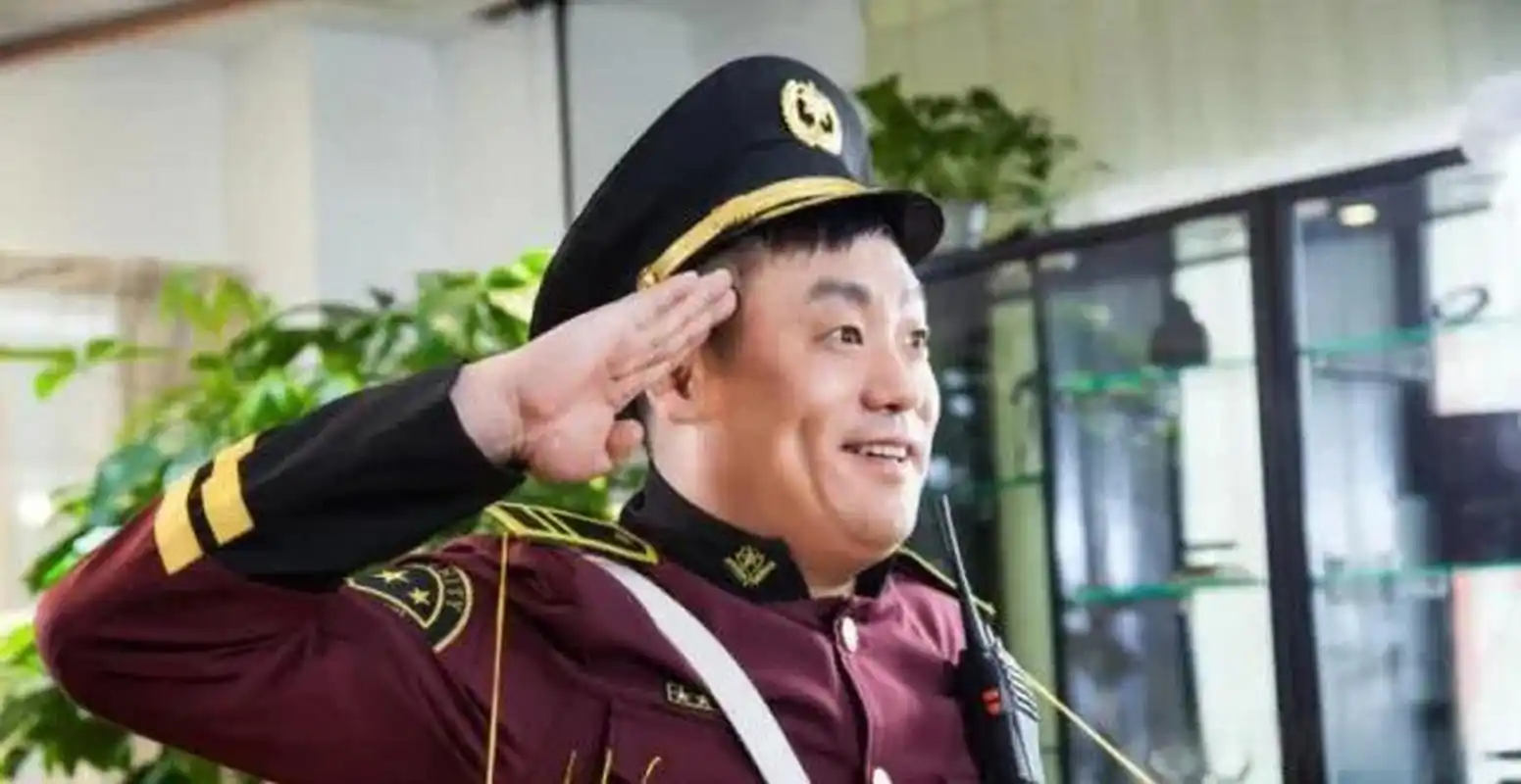 你认为小区保安该不该给业主敬礼首先要界定一下保安的职业性质,这个