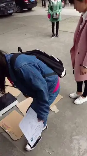 奔跑的足控姬      体检脱鞋接着走 奔跑的足控.