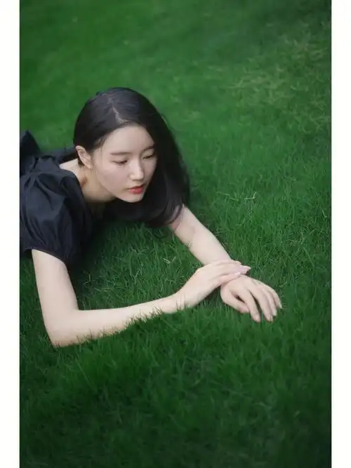 草地怎么拍当然是躺着拍啦