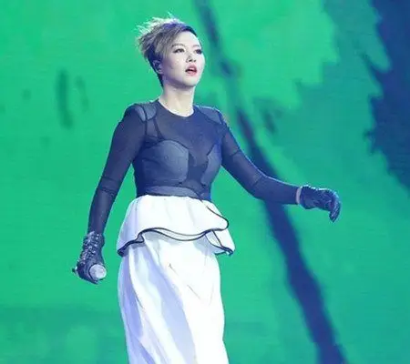 【图】谭维维性感透视装图片曝光 新片造型暴露引热议