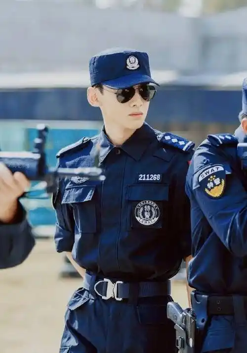 白敬亭饰演硬朗特警毫不违和穿衣显瘦脱衣有肉行走的荷尔蒙