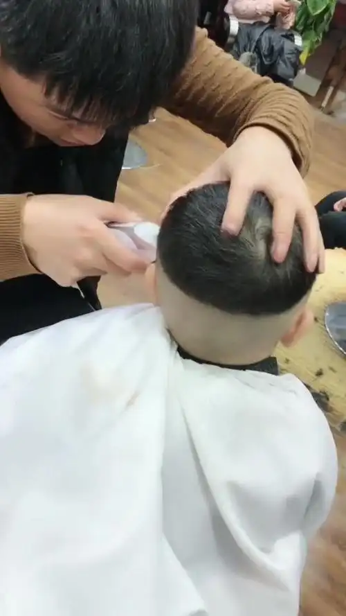 宝宝理了个锅盖头.