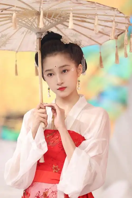 关晓彤古装造型释出手撑油纸伞身姿婀娜