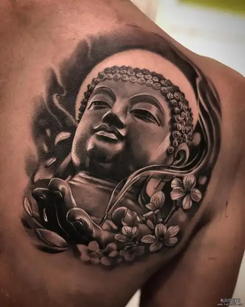 肩胛黑灰佛祖纹身图案