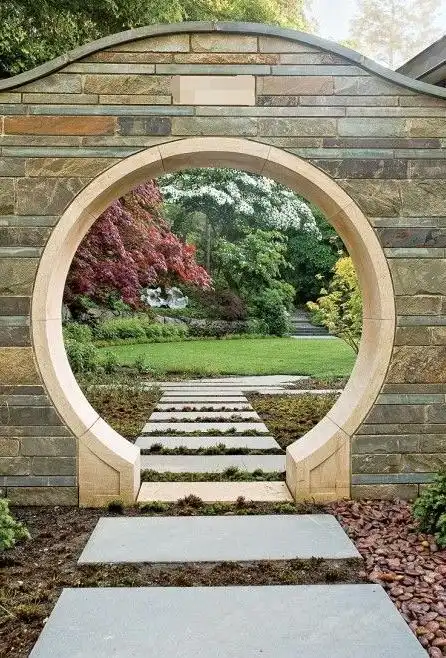 别人家的院子都又大又美,50㎡中间砌个圆拱门,一次拥有2个庭院!_圆形