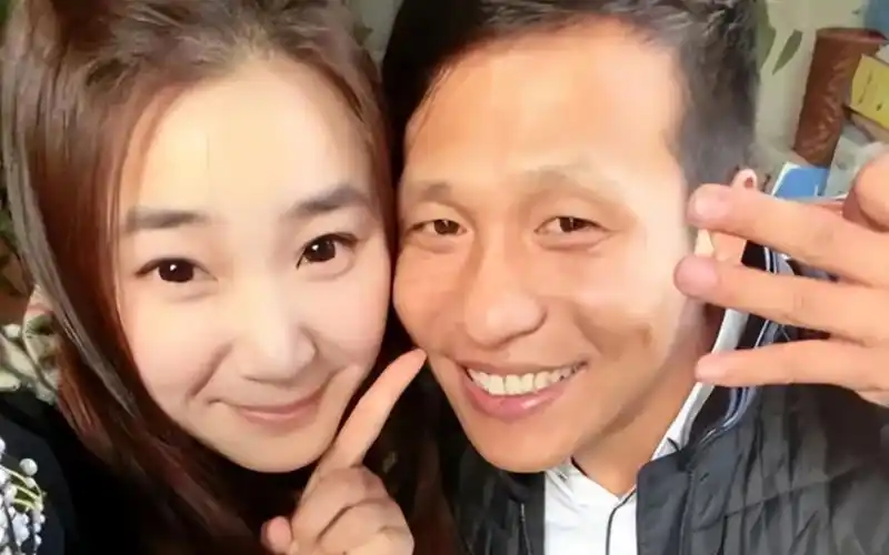 宋小宝妻子疑怀二胎,王雪身材圆润腰身粗壮,小腹微隆孕味十足