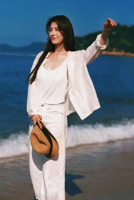 刘翔前妻复古港风写真,穿"泳装"秀饱满身材,度假风格随性潇洒