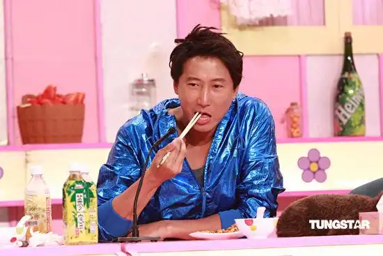 组图美女厨房搞噱头梁汉文拿皮鞋当餐盘